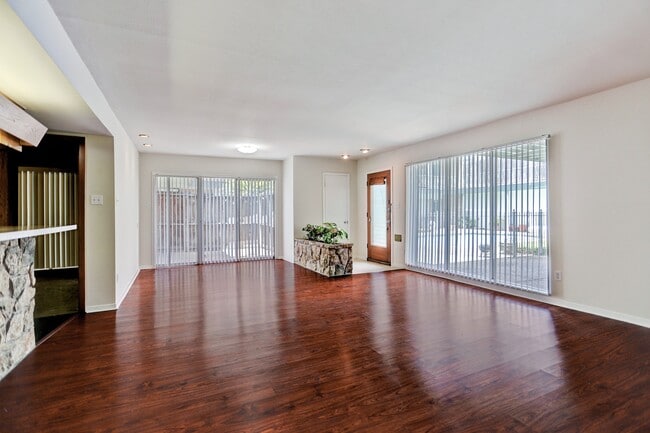 Foto del edificio - 3703 Roseland St