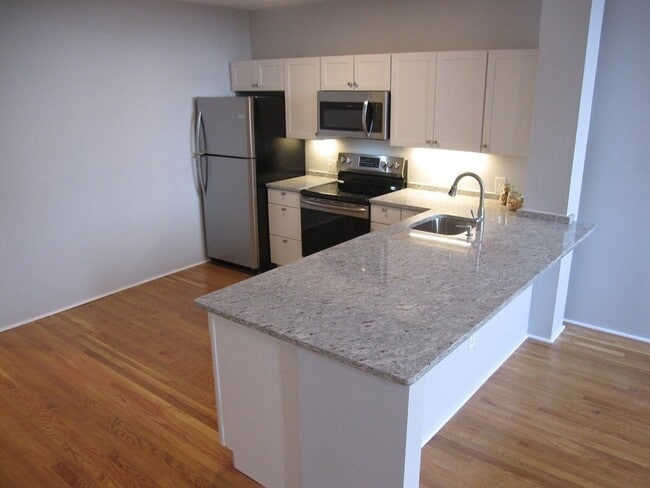 Foto del edificio - 240 Heath St