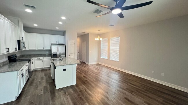 Building Photo - Beautiful 3 Bedroom and 2 1/2 Bath Townhom...