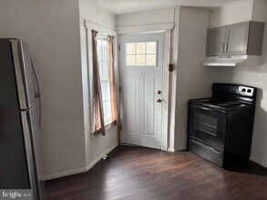 Building Photo - 112 W Main St