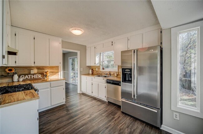 Building Photo - 4060 Oak Ferry Dr NE