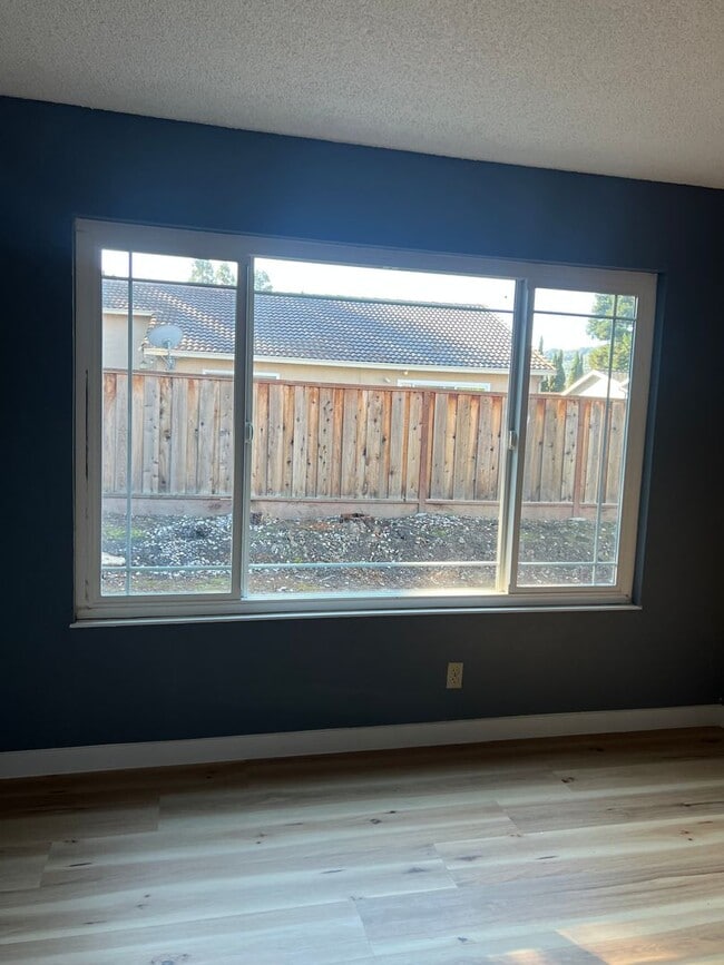 Building Photo - 4Bedroom House