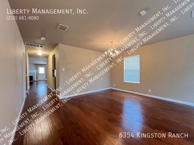 Foto del edificio - AVAILABLE NOW,  This Home Features a Maste...