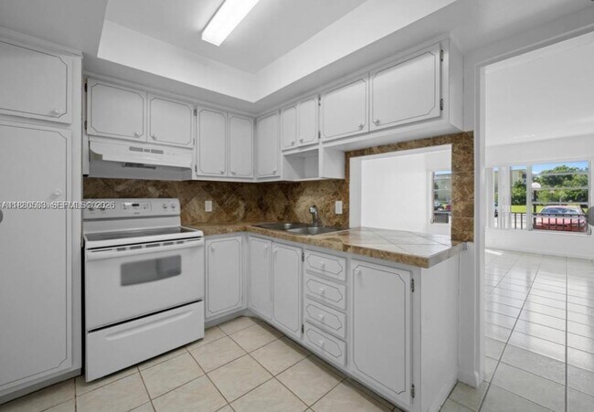 Foto del edificio - 1400 NE 169th St