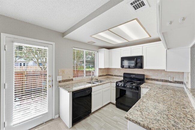 Foto del edificio - 2808 Grants Lake Blvd