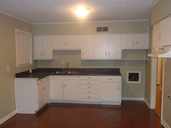 Building Photo - 869 Bramblewood Ln