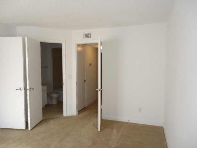 Building Photo - Spacious 2BR/2BA Condo in Venetian Place!