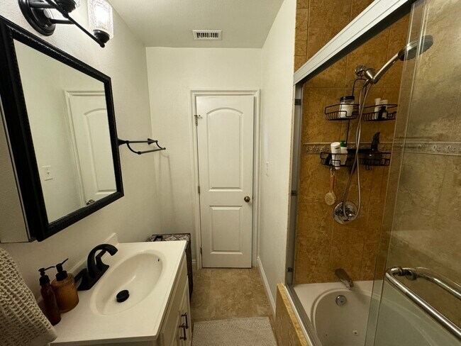 Foto del edificio - 8351 Greenvale Ave