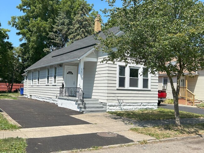 Foto del edificio - 3 Bed Single Family with Huge Kitchen and ...