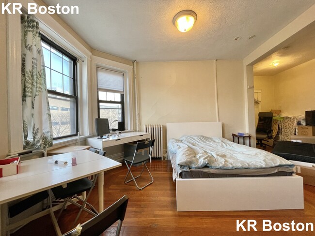 Building Photo - 216 Hemenway St