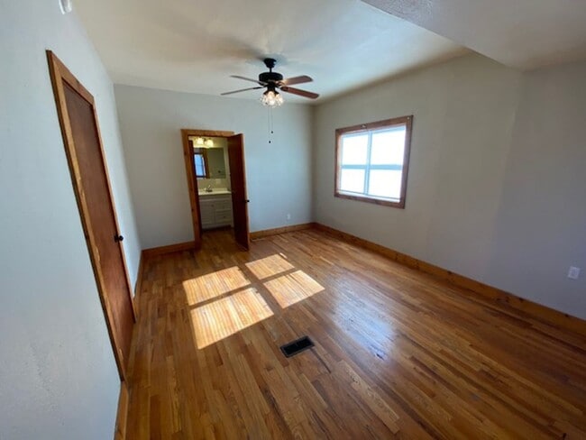 Foto del edificio - VERY CLEAN AND SPACIOUS 3 BEDROOM 2 BATH H...