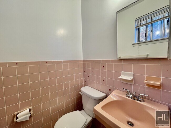 Building Photo - Large 3 bed with balcony near the R/W and ...