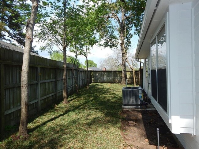 Building Photo - 435 Paradise Ln
