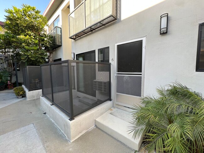 Foto del edificio - 3510 Clarington Ave