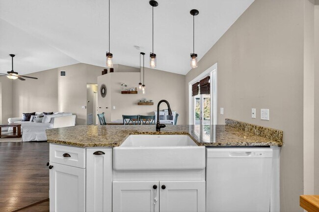 Foto del edificio - 151 Monterey Way