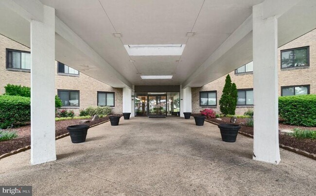 Foto del edificio - Spacious & Updated One Bedroom W/All Energy Utilties Included, Parking, Laundry on Site, & Much M...