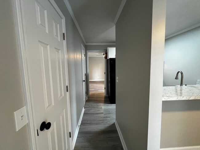 Foto del edificio - 5850-H Century Oaks Drive (No Pets)