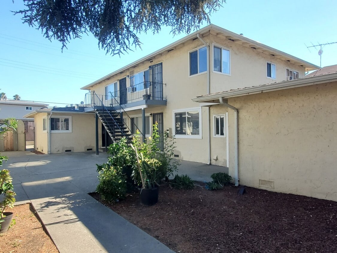 3220 Williamsburg Dr Unit 2, San Jose, CA 95117 Room for Rent in San