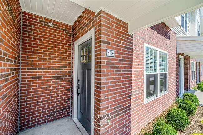 Building Photo - 725 Eastview Dr