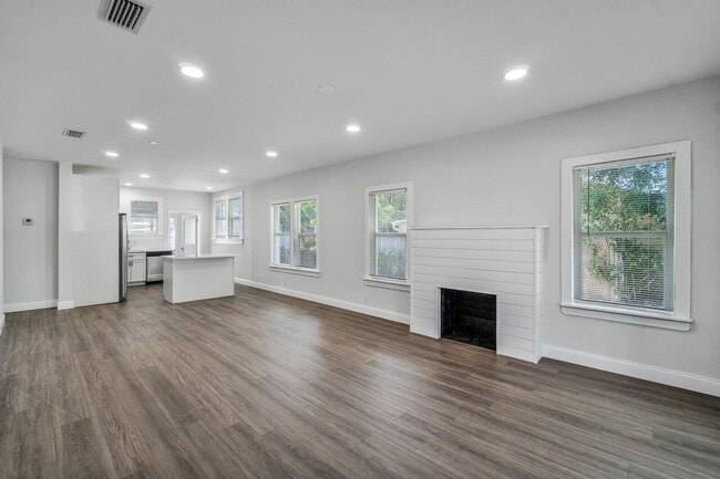 Building Photo - 424 53rd St