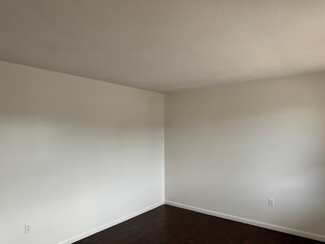 Building Photo - A wonderful Bellhaven townhouse!!!!