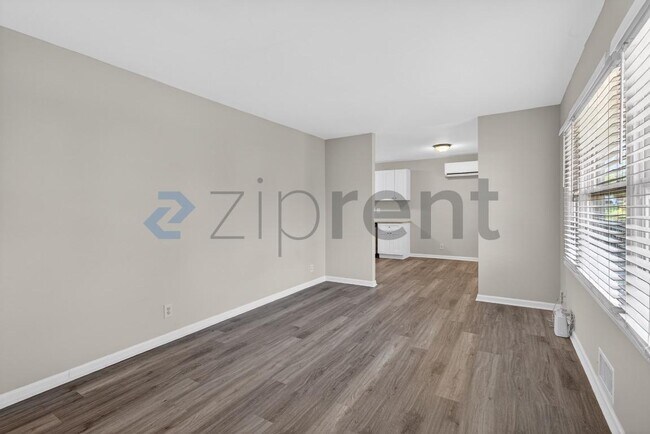 Building Photo - 586 Oakside Dr SW