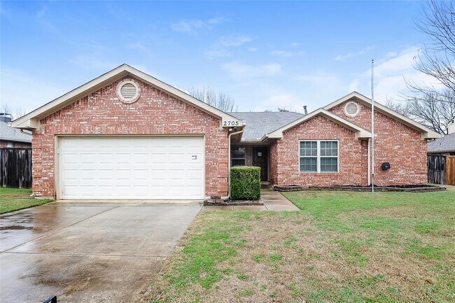 Foto del edificio - 2705 Forestview Dr