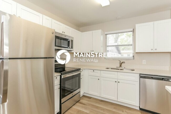 Building Photo - 3 Bedroom Pet-Friendly Home in Jacksonville, FL with Main Street Renewal