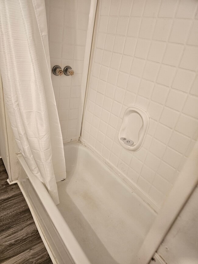 Building Photo - 1223 Hickory Ave