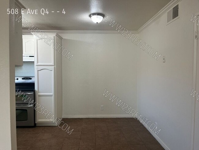 Building Photo - 508 E Ave Q4