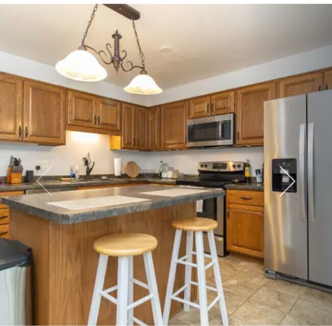 Building Photo - 2748 W Parkmoor Ct