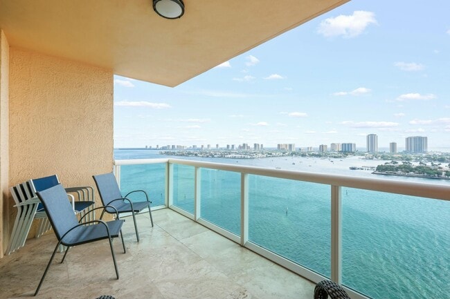 Building Photo - 2640 Lake Shore Dr