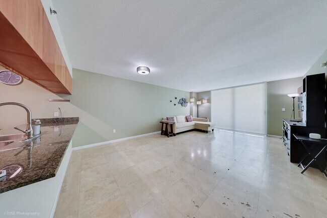 Foto del edificio - 1 Bed / 1 Bath with Bay Views – Partially Furnished – Brickell – $2,800