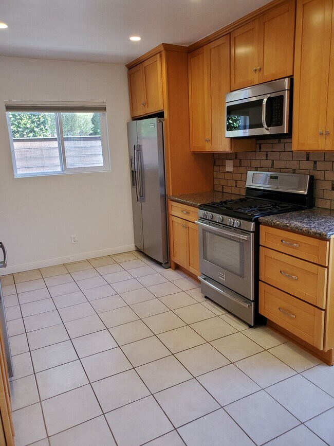 Cocina - 519 Raymond Ave