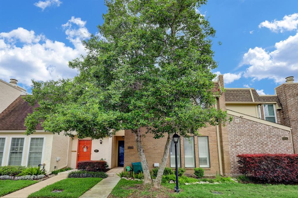 5229 Woodlawn Pl, Bellaire, TX 77401 Condo for Rent in Bellaire, TX