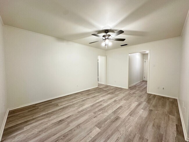 Building Photo - 3 BEDROOM IN BELLAIRE SUBDIVISION!