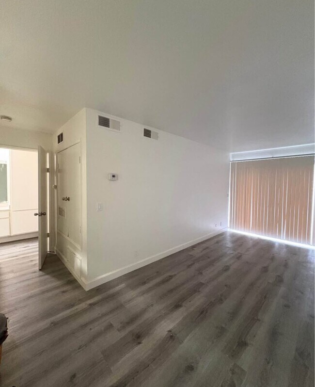 Foto del edificio - 7040 Haskell Ave