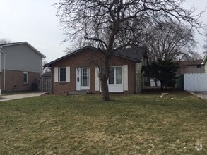 Building Photo - 371 Somerset Crescent