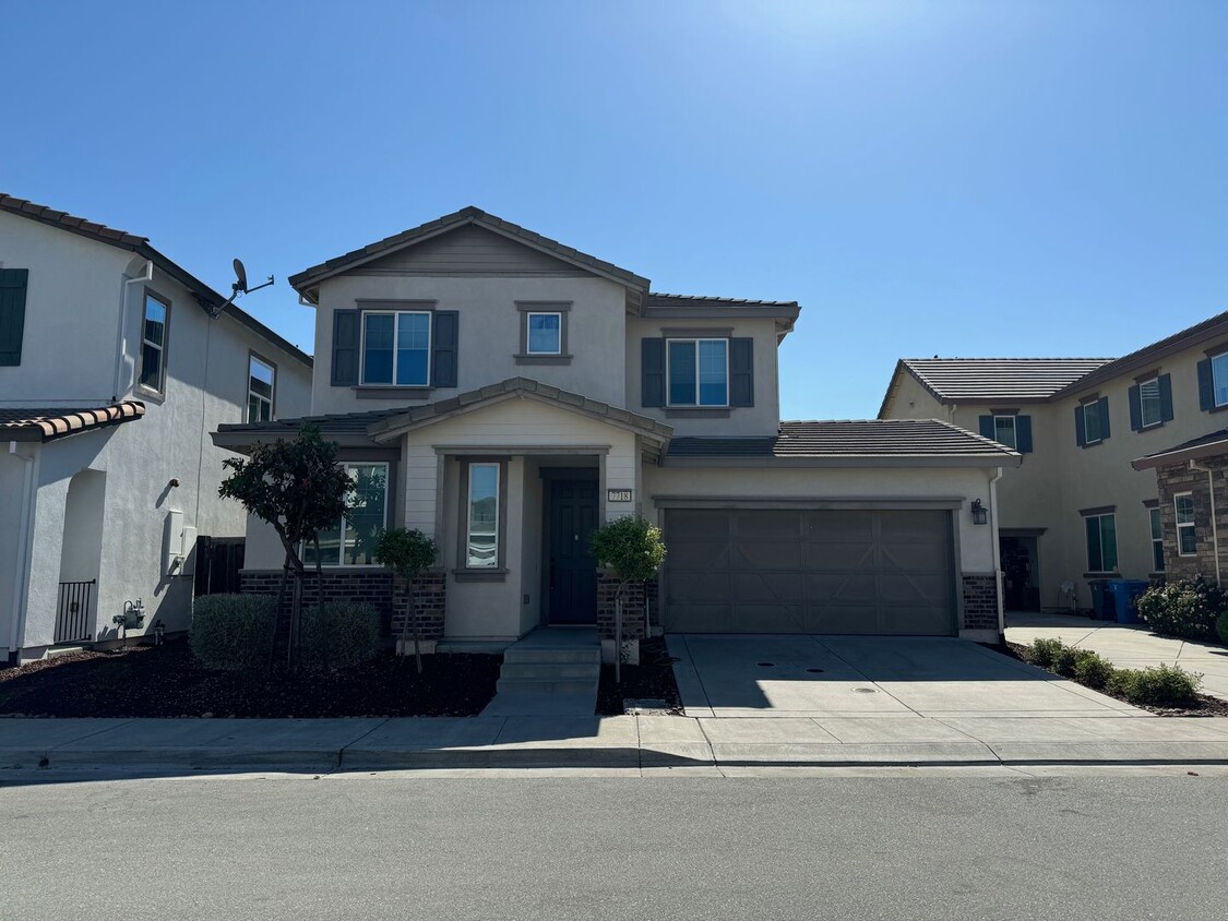 Foto principal - Luxurious 4-Bedroom Home in Gilroy’s Weste...