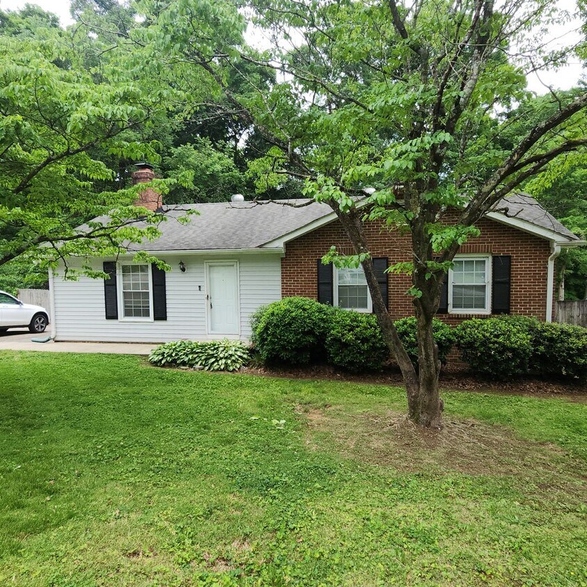 Foto principal - 3 Bedroom, 1.5 Bath Rancher in Established...
