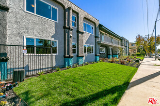 Building Photo - 6640 Woodley Ave