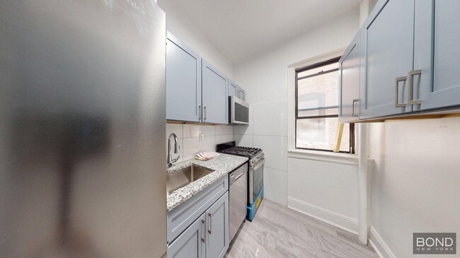 Building Photo - 215 W 80th St
