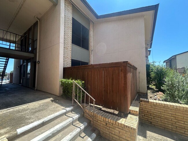 Foto del edificio - 12824 Midway Rd