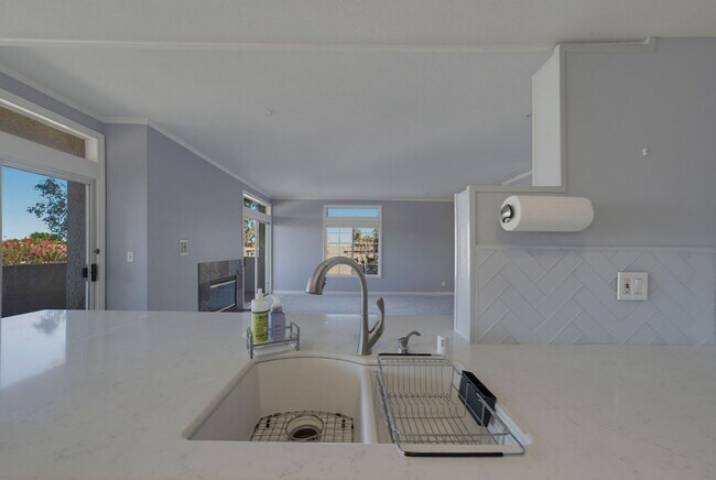 Foto del edificio - 4591 Warner Ave