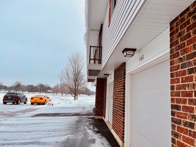 Building Photo - 102 N Salem Dr