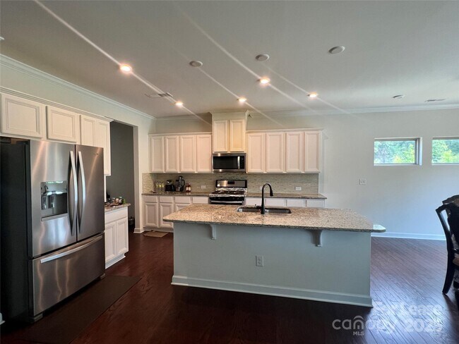 Foto del edificio - 8411 Flint Hill Dr