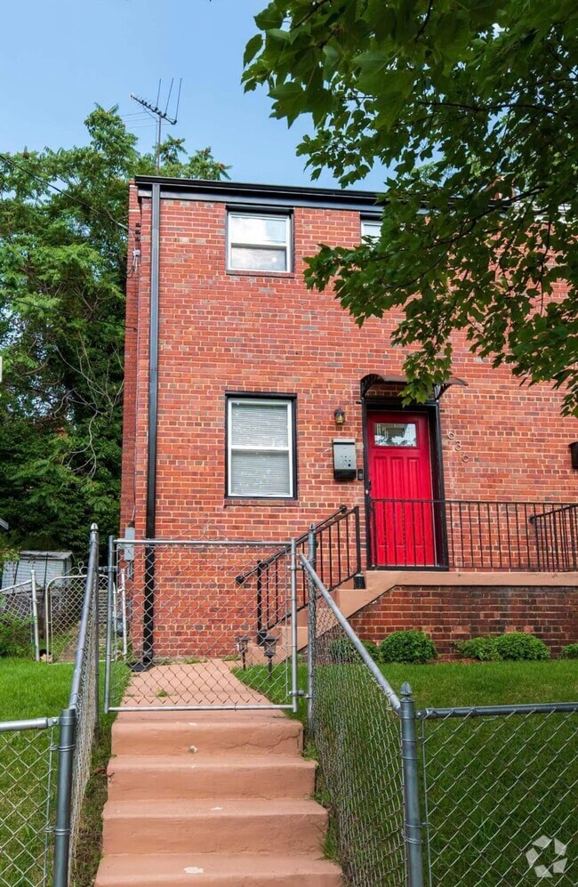 Building Photo - 636 Burns St SE