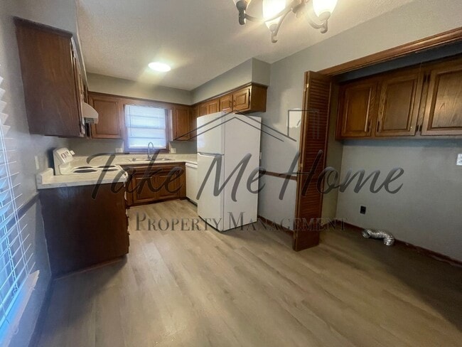 Building Photo - Charming 2-Bed, 2-Bath Duplex in South Springfield – Prime Location!