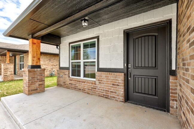 Building Photo - 710 League Cir