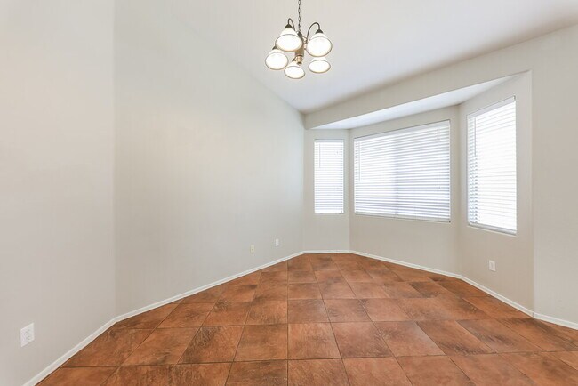 Foto del edificio - 12906 W Valentine Ave